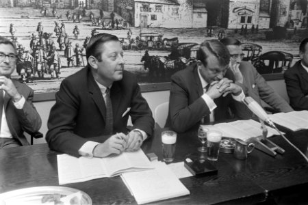 Vlnr D66-voorzitter Van Lookeren Campagne, fractievoorzitter Van Mierlo en Kamer, Bestanddeelnr 921-6069