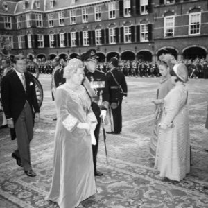 Vlnr. Prins Claus , koningin Juliana, Prins Bernhard en de Prinsessen Christina , Bestanddeelnr 921-6860
