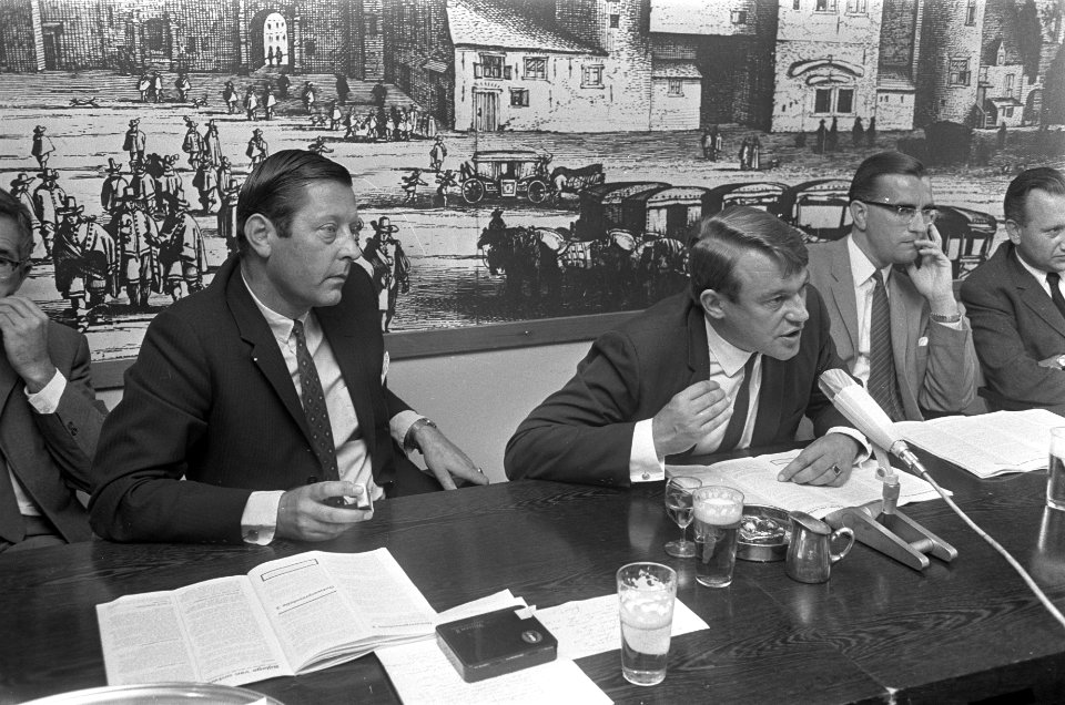 Vlnr D66-voorzitter Van Lookeren Campagne, fractievoorzitter Van Mierlo en Kamer, Bestanddeelnr 921-6066