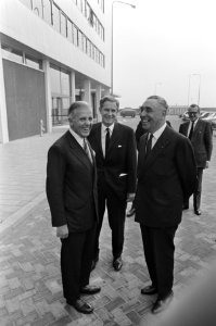 Vlnr. Dhr Mul, dhr v. Stapele (directeuren Schiphol), Staatssecretaris Keyzer, Bestanddeelnr 921-6582