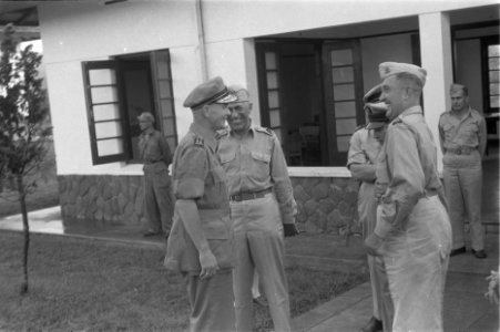 Vlnr. Generaal Buurman van Vreeden, generaal-majoor S. de Waal, kolonel Engles e, Bestanddeelnr 116-3-2