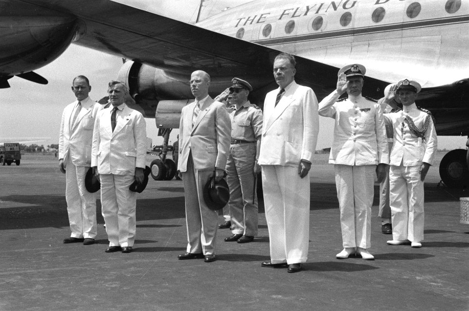 Vlnr. minister Stikker, minister Neher, Beel, legercommandant Spoor, luitenant-g, Bestanddeelnr 2080