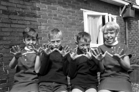 Vlnr. Ytje, Willem, Meint en Dirkje Lautenbach, Bestanddeelnr 921-6468