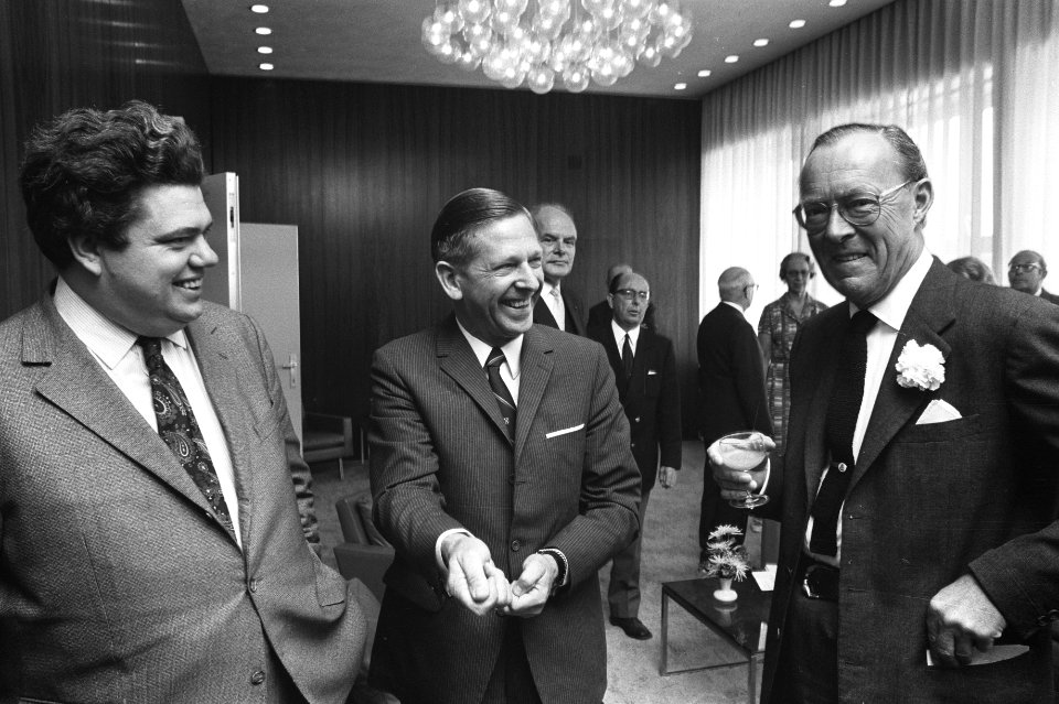 Vlnr VVD-Kamerlid Vonhoff, minister van Defensie Den Toom en prins Bernhard, Bestanddeelnr 924-5656
