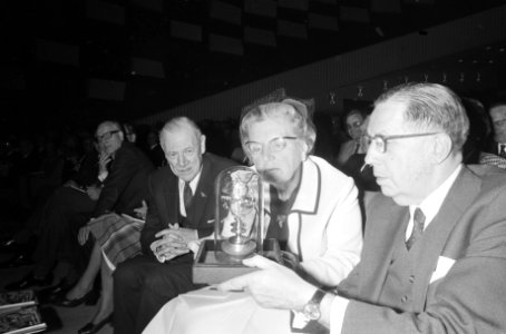 Vlnr Bannier (eerste directeur ZWO), koningin Juliana (met een zogeheten sfeer) , Bestanddeelnr 927-9609