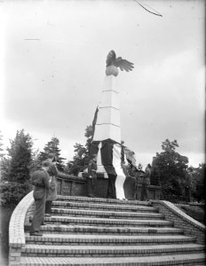 Vliegermonument op Soesterberg onthuld door Prins Bernhard, Bestanddeelnr 902-8244