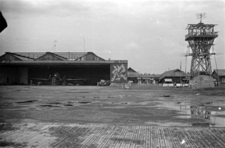 Vliegtuighangar met daarin een Douglas C-47 Dakota, rechts een radarinstallatie…, Bestanddeelnr 1500