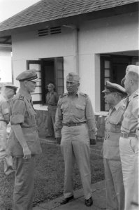 Vlnr. Generaal Buurman van Vreeden, generaal-majoor S. de Waal, kolonel Engles e, Bestanddeelnr 116-3-3