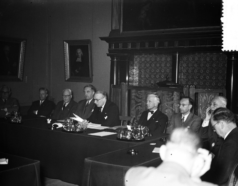 Vlnr. mr. A.A. Land (secretaris), mr. D.A. Delprat (voorzitter) en burgemeester , Bestanddeelnr 907-2208
