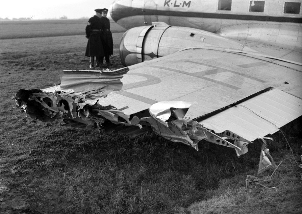 Vliegtuigongeluk met een KLM Douglas Dakota DC3 boven Leeuwarden. Toestel raakte, Bestanddeelnr 902-5270