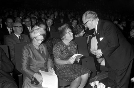 Vlnr. Minister Klompé, koningin Juliana en ds. Landman, Bestanddeelnr 921-7355