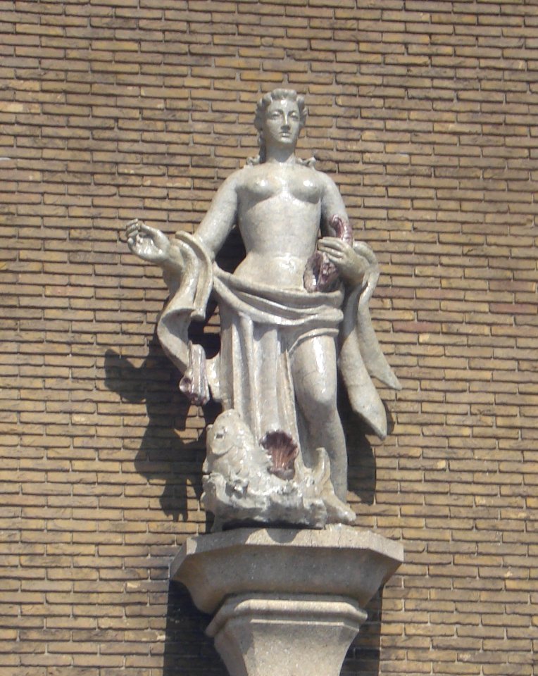 Vlissingen kunstwerk vrouwenfiguur met hoorn en vis