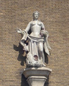 Vlissingen kunstwerk vrouwenfiguur met hoorn en vis