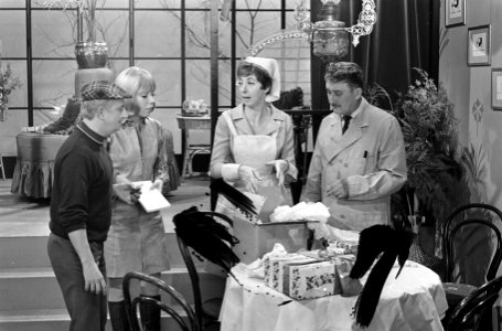 Vlnr. Leen Jongewaard (Gerrit), Carla Lipp (Jet), Hetty Blok (zuster Klivia) en , Bestanddeelnr 920-7493