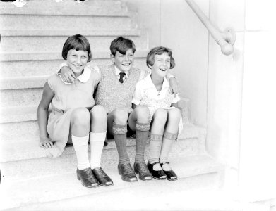 Vlnr Van der Polls stiefdochter Hans, Jules van Marle en Willy, Bestanddeelnr 252-0852