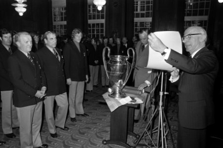 Vlnr. Ajax-trainer Stefan Kovacs , voorzitter Jaap van Praag en Ajax-speler Piet, Bestanddeelnr 925-6415