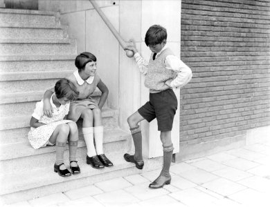 Vlnr Willy, Hans ( Van der Polls stiefdochter) en Jules van Marle, Bestanddeelnr 252-0853
