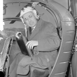 Vliegende formateur mr. Cals met helicopter naar Paleis Soestdijk , mr. Cals met, Bestanddeelnr 917-6346