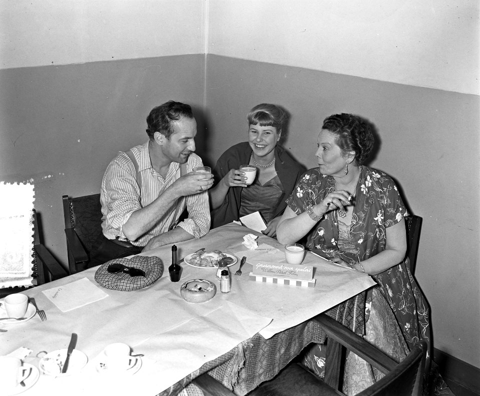 Vlnr Wim Sonneveld, Femke Talsma en Peronne Hosang, Bestanddeelnr 906-8359