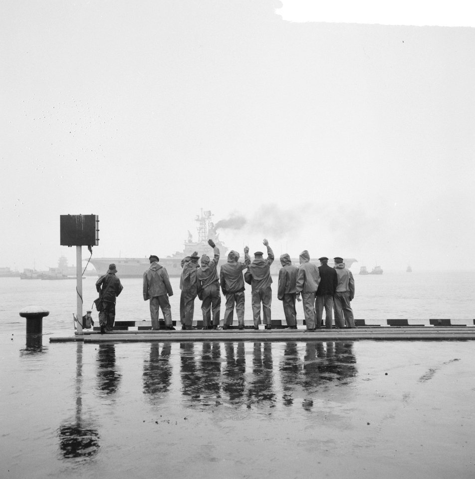 Vliegkampschip Hr Ms Karel Doorman van najaarsoefening terug in Den Helder, Bestanddeelnr 917-2273