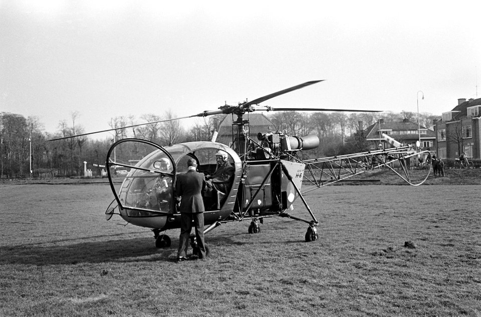 Vliegende formateur mr. Cals met helicopter naar Paleis Soestdijk , mr. Cals met, Bestanddeelnr 917-6349