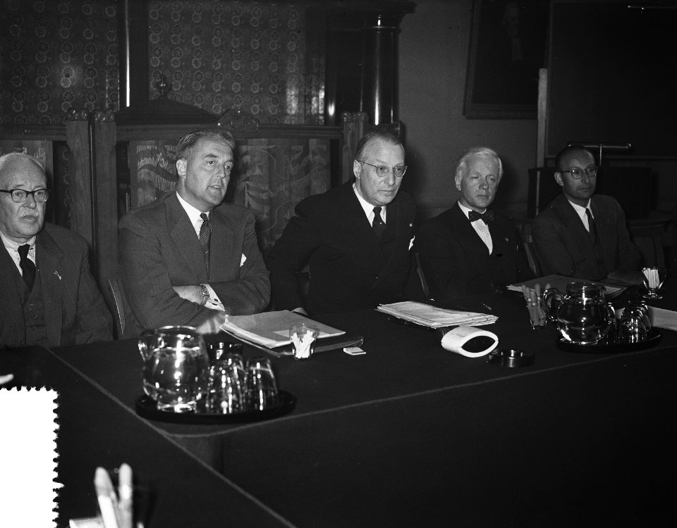 Vlnr. mr. A.a. Land (secretaris), mr. D.A. Delprat (voorzitter) en burgemeester , Bestanddeelnr 907-2207