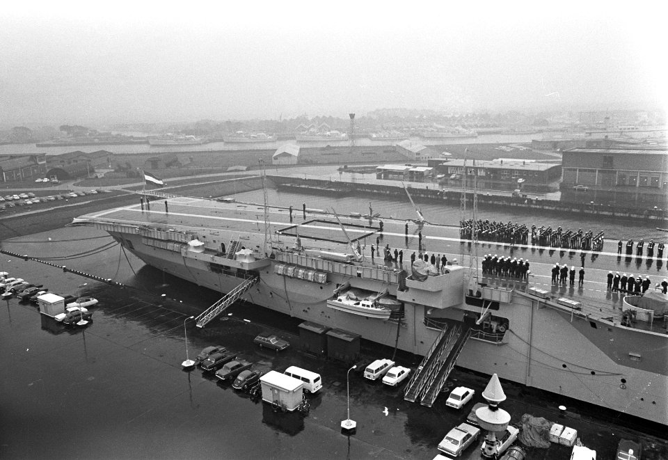 Vliegkampschip Hr. Ms. Karel Doorman uit dienst gesteld te Den Helder, Bestanddeelnr 921-7463
