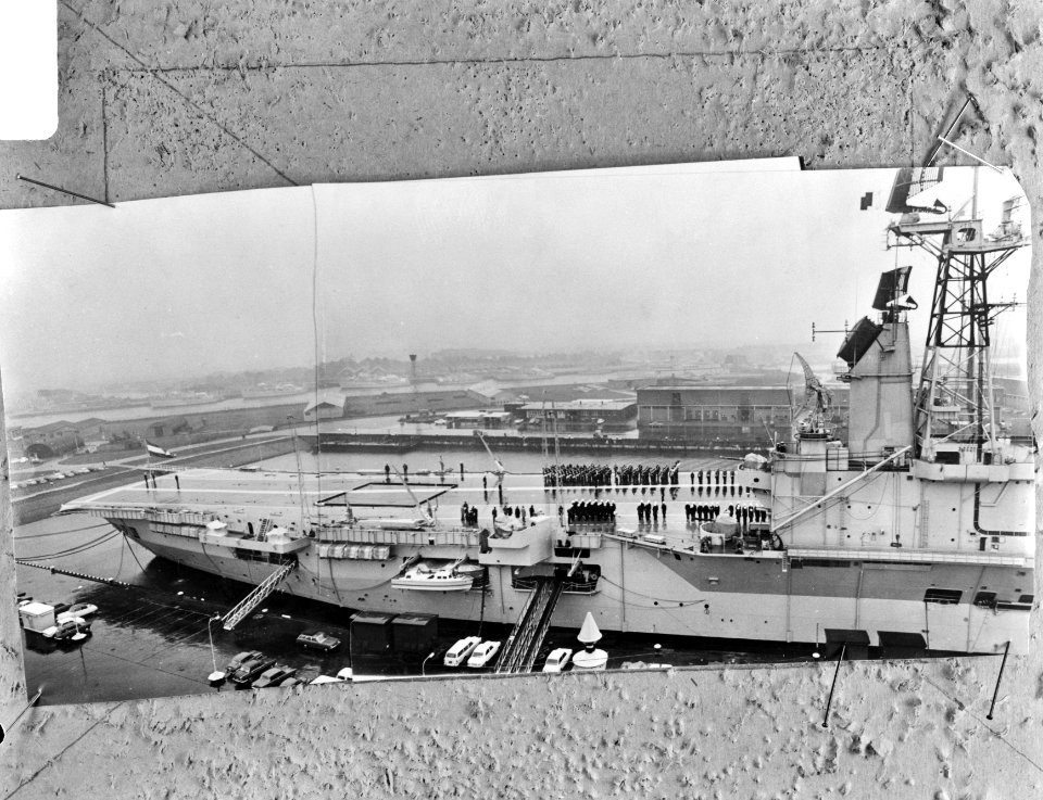 Vliegkampschip Hr. Ms. Karel Doorman uit dienst gesteld te Den Helder, Bestanddeelnr 921-7460