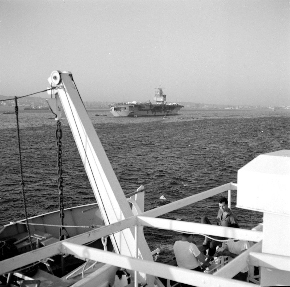 Vliegdekschip Independence in de haven van Napels, Bestanddeelnr 254-5122