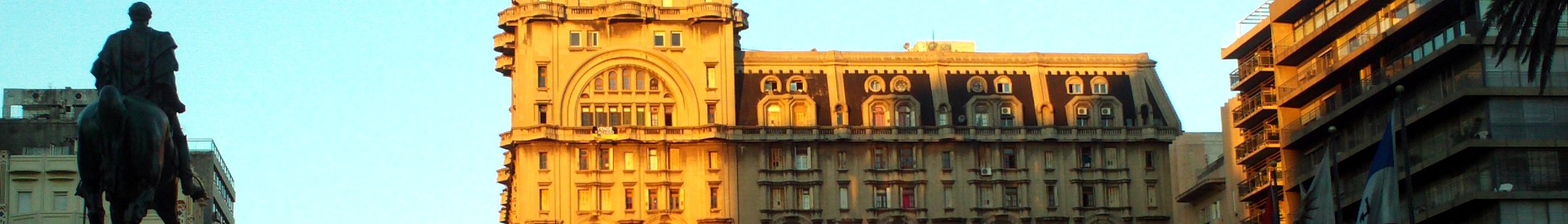 Wikivoyage Montevideo Banner Independencia at sunset