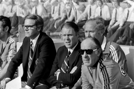 Wereldkampioenschap voetbal 1974 Nederland tegen Uruguay 2-0 Rinus Michels (mi, Bestanddeelnr 927-2588