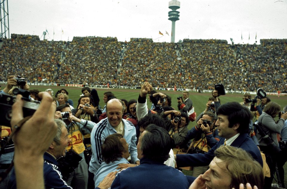 Wereldkampioenschap voetbal 1974 in Munchen supporters omhelsen Duitse spelers, Bestanddeelnr 254-9556
