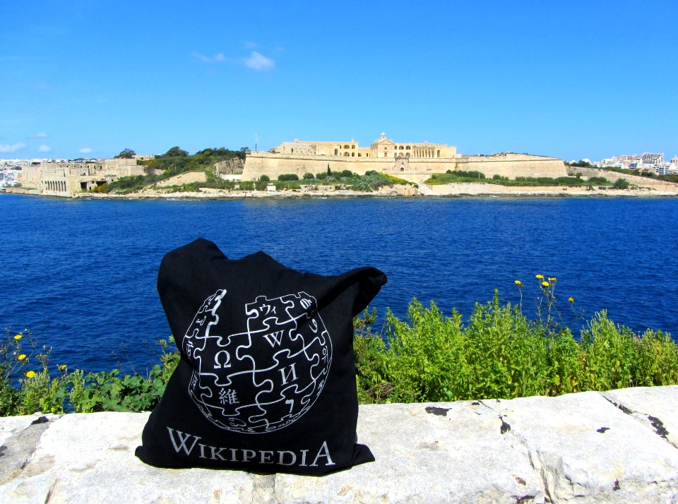 Wikipedia-Tasche in Valletta mit Blick auf Manoel Island
