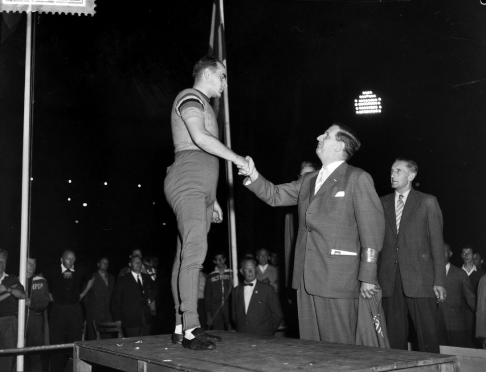 Wereldkampioenschap wielrennen op de baan in Amsterdam, Koch wordt gefeliciteerd, Bestanddeelnr 910-5879