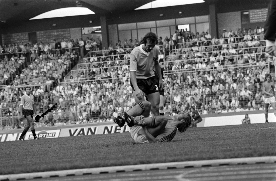 Wereldkampioenschap voetbal 1974 Nederland tegen Uruguay 2-0 Neeskens ligt geb, Bestanddeelnr 927-2585