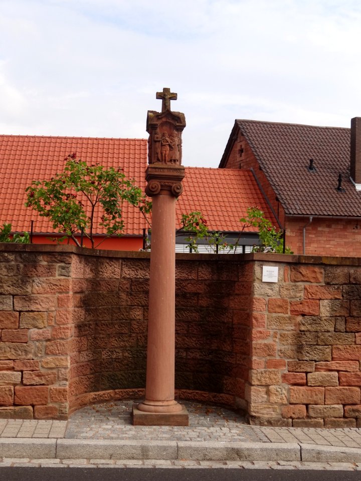 Wenigumstadt Säulenbildstock Hauptstraße 1 und 3