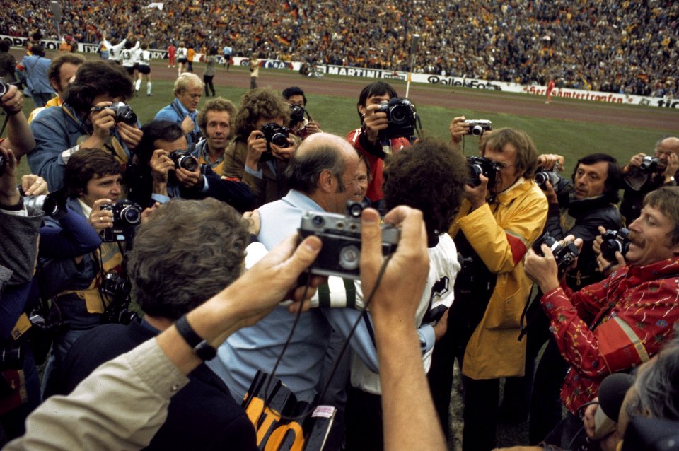 Wereldkampioenschap voetbal 1974 in Munchen supporters omhelsen Duitse spelers, Bestanddeelnr 254-9559
