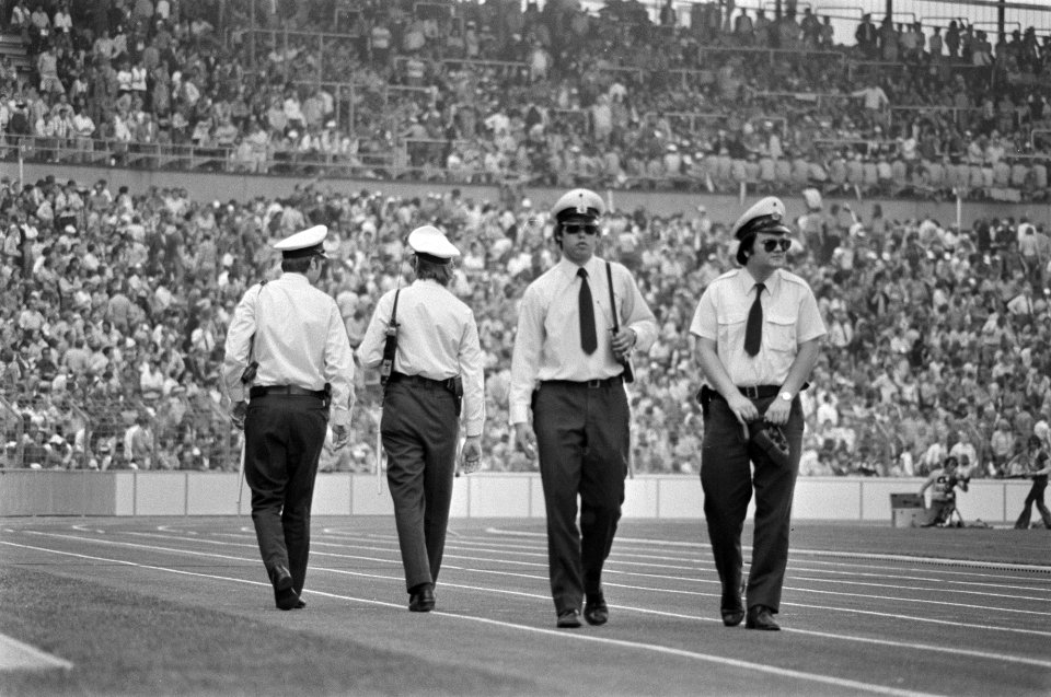 Wereldkampioenschap voetbal 1974 Nederland tegen Uruguay 2-0 bewaking buiten e, Bestanddeelnr 927-2620