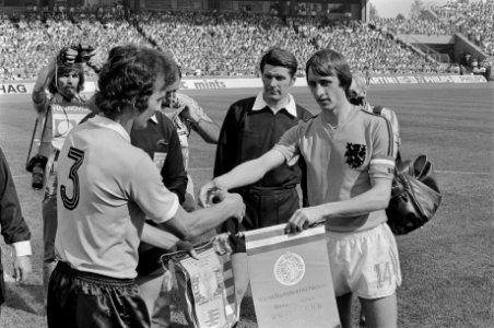 Wereldkampioenschap voetbal 1974 Nederland tegen Uruguay 2-0 Masnik (links) en, Bestanddeelnr 927-2607