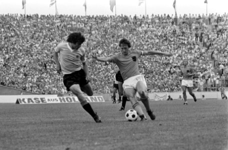Wereldkampioenschap voetbal 1974 Nederland tegen Uruguay 2-0 Cruijff in actie, Bestanddeelnr 927-2584
