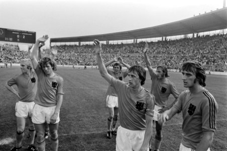 Wereldkampioenschap voetbal 1974 Nederland tegen Uruguay 2-0 spelers bedanken , Bestanddeelnr 927-2587