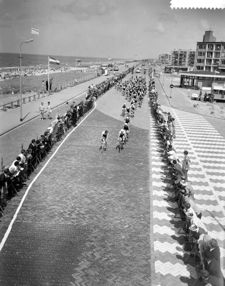 Wereldkampioenschappen wielrennen amateurs op de weg te Zandvoort, het peleton t, Bestanddeelnr 910-5986