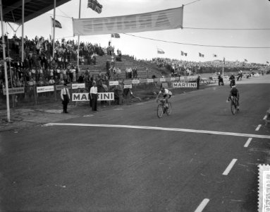 Wereldkampioenschappen wielrennen amateurs op de weg te Zandvoort, finish links , Bestanddeelnr 910-5990