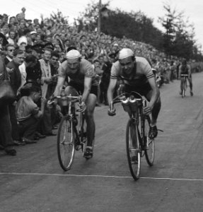 Wereldkampioenschappen Wielrennen op de weg te Valkenburg. Amateurs. 2e, 3e en 4, Bestanddeelnr 902-9321 (cropped)