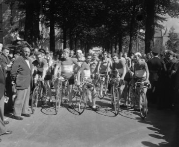 Wereldkampioenschappen Wielrennen op de weg te Valkenburg. Amateurs. Renners bij, Bestanddeelnr 902-9322