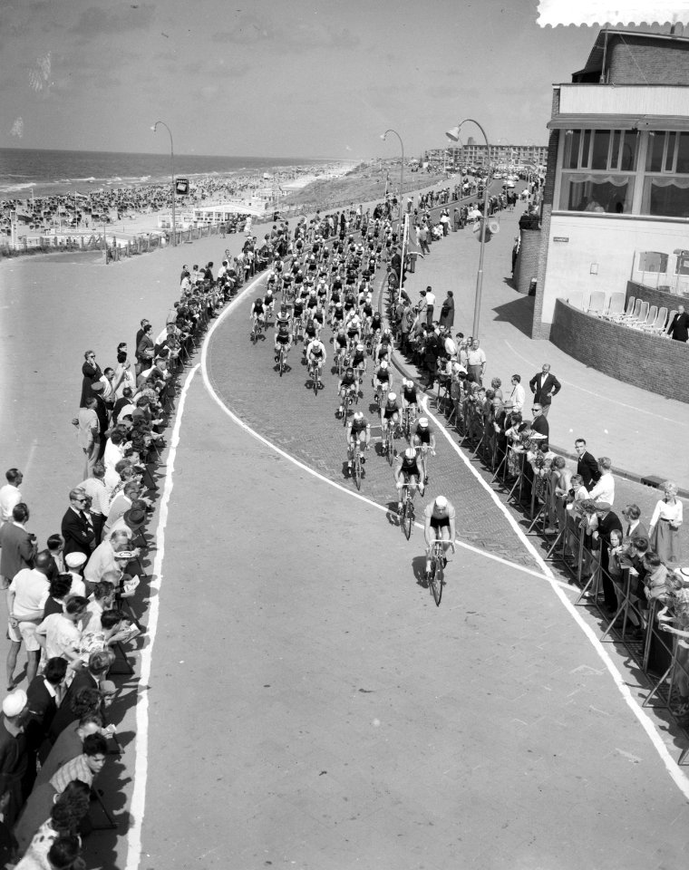 Wereldkampioenschappen wielrennen amateurs op de weg te Zandvoort, het peleton t, Bestanddeelnr 910-5985