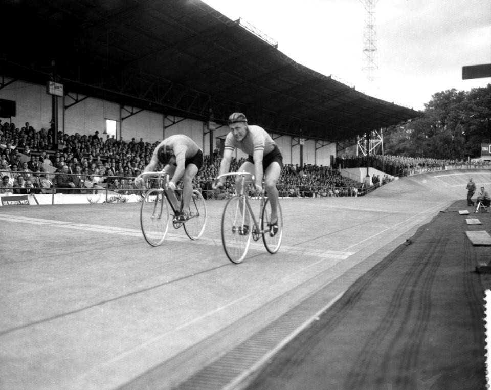 Wereldkampioenschappen wielrennen te Luik (Roucourt). Sprint Jan Derksen en Masp, Bestanddeelnr 908-8531