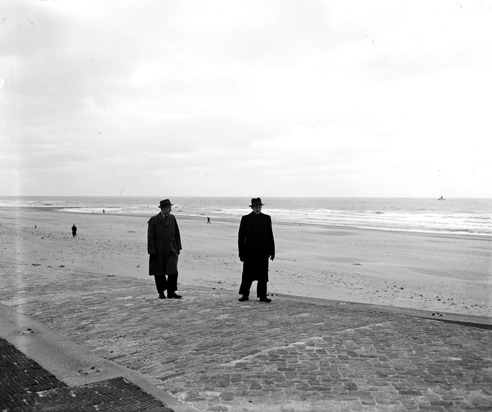Wereldkampioenschappen schaken te Den Haag. Keres (rechts) en Smyslow aan strand, Bestanddeelnr 934-5191