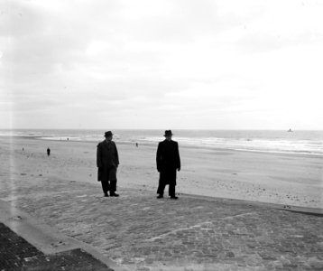 Wereldkampioenschappen schaken te Den Haag. Keres (rechts) en Smyslow aan strand, Bestanddeelnr 934-5191