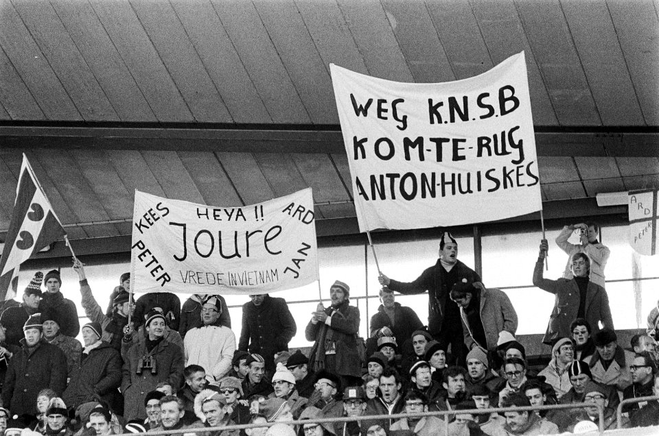 Wereldkampioenschappen schaatsen te Goteborg. Nederlanders met spandoek Weg KNS, Bestanddeelnr 921-1148